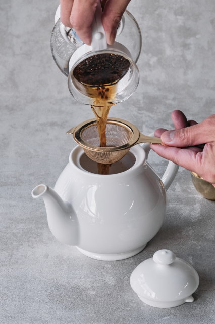 茶葉を濾して移し替える