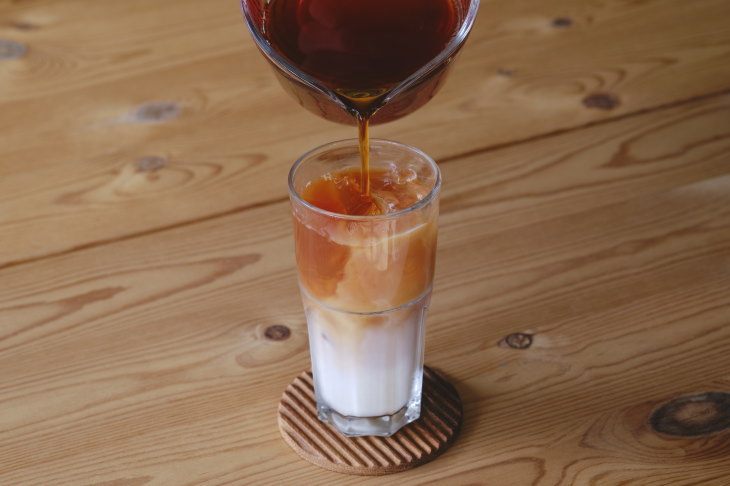 ミルク→紅茶の順に注ぐ。混ざりにくい