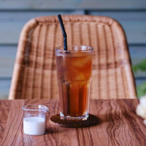 アイスミルクティーの作り方・カフェ用「その１」熱湯抽出：ストレートの濃さのアイスティーにミルクを添える
