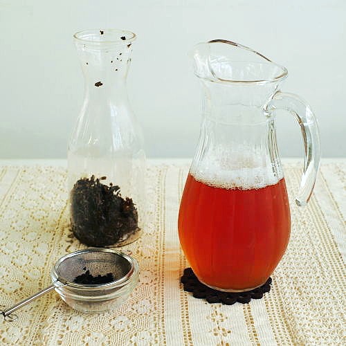 茶葉を漉し、冷蔵庫に保存する