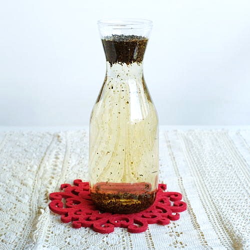 水を注いだ直後は、混ぜても茶葉は浮いている